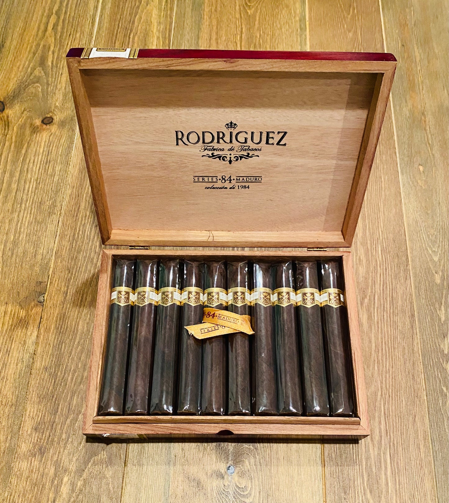 Cigar= Rodriguez Seires 84 Gran Toro