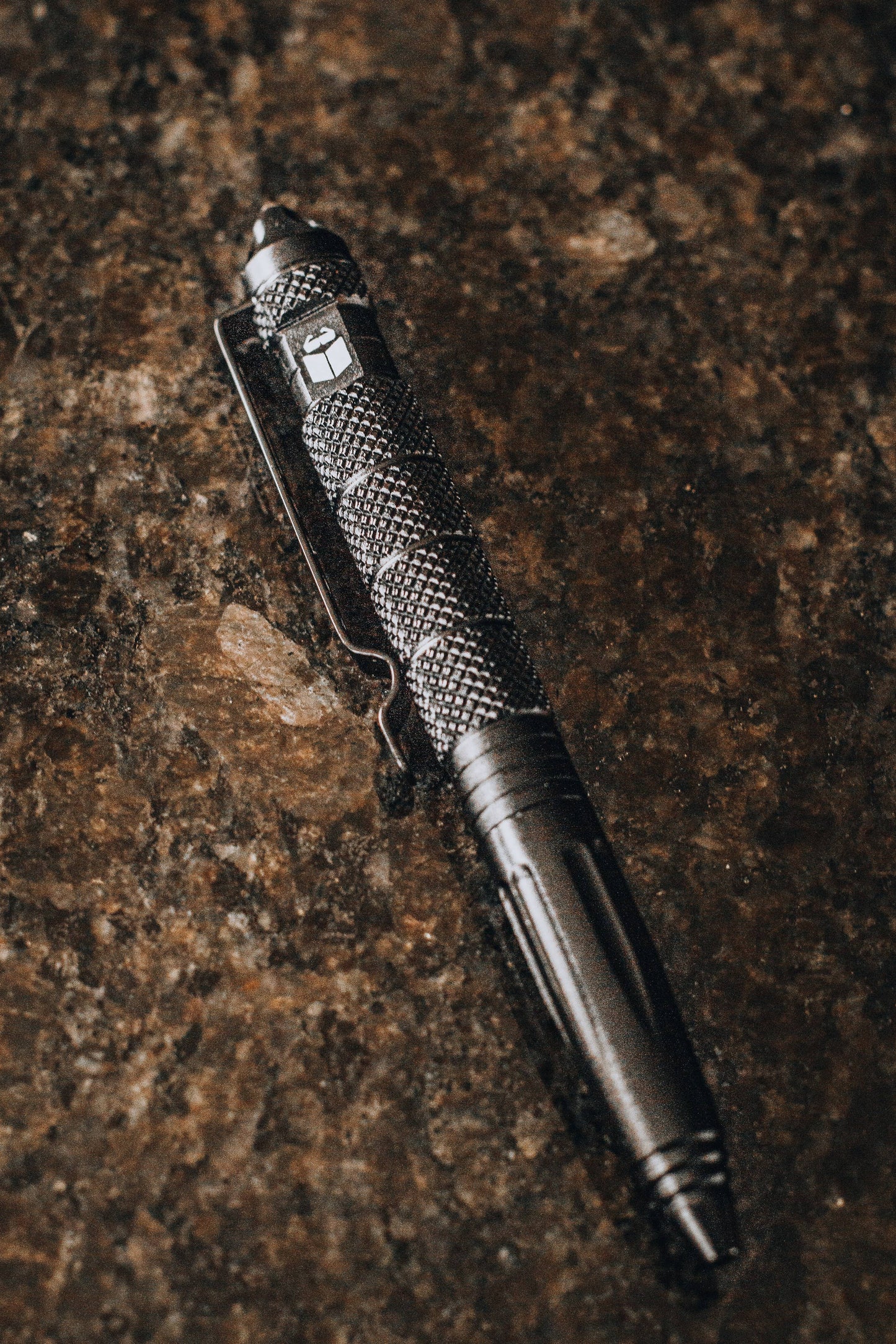 Tactical Rescue Pen. Aluminum pen with glass breaker.